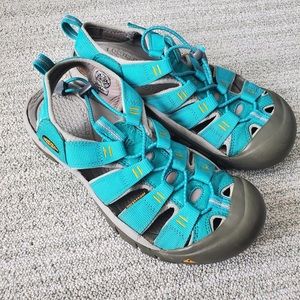 Keen women’s sandals in blue!